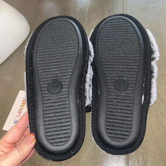 Cozy Gray Faux Fur Slippers - Picture 3 of 5